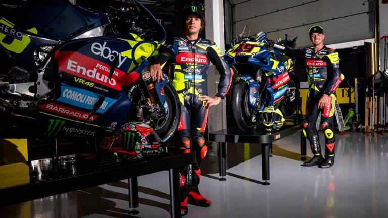 Bezzecchi e Di Giannantonio con la livrea “sole e luna” del Pertamina Vr46