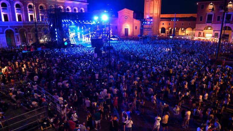 In migliaia in piazza a Forlì per il concerto di Radio Bruno con Elettra Lamborghini, Coma_Cose e Renga e Nek - Gallery