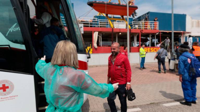Spunta un cartello di benvenuto per i migranti: la Sea Eye è sbarcata a Ravenna. Il sindaco: “Il sistema dell’accoglienza non funziona” - Gallery