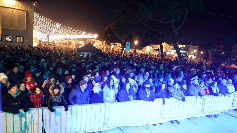 Il pubblico alla festa di Capodanno in piazza a Cesenatico (Zanotti)