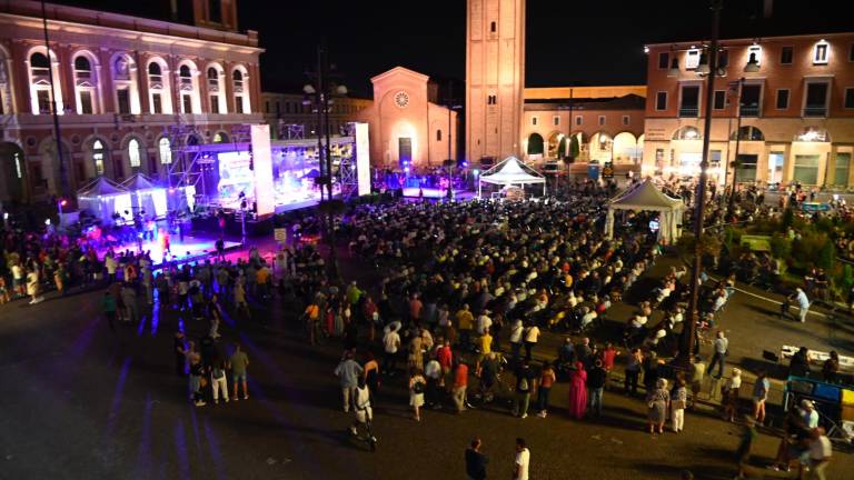 PIazza Saffi ieri gremita per l’iniziativa dedicata al liscio foto fabio blaco