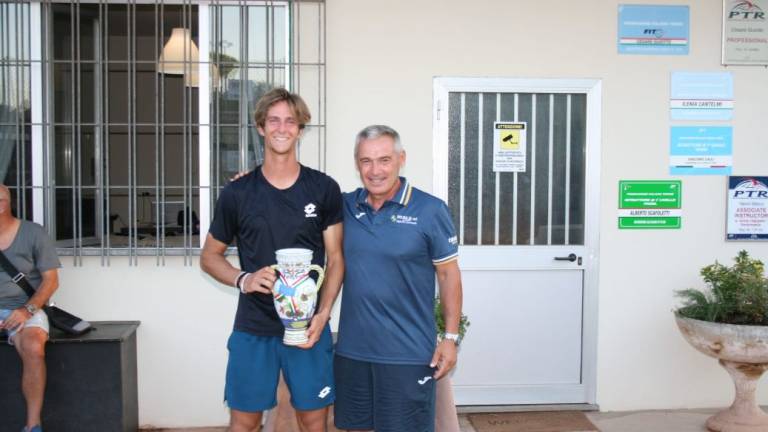 Tennis Michele Vianello vince il trofeo