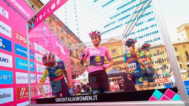 Ciclismo, In tanti in piazza Matteotti a Imola per la partenza della quarta tappa del Giro d’Italia Women GALLERY E VIDEO