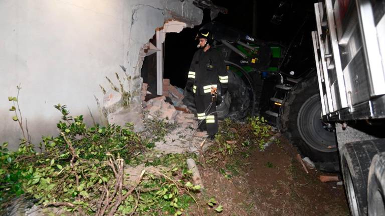 Forlì, trattore sfonda il muro di una casa dopo un incidente: due feriti FOTOGALLERY