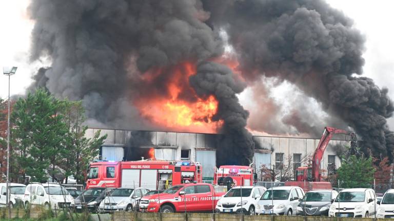 Meldola, violento incendio allo sfasciacarrozze, altissima colonna di fumo VIDEO e FOTOGALLERY