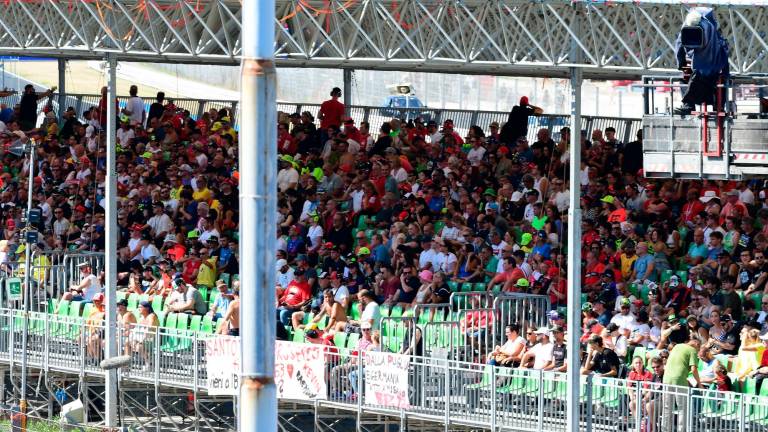 MotoGp a Misano, tanto pubblico e sfilata di vip, dall’autore Claudio Santamaria al pilota F1 Kimi Antonelli - Gallery