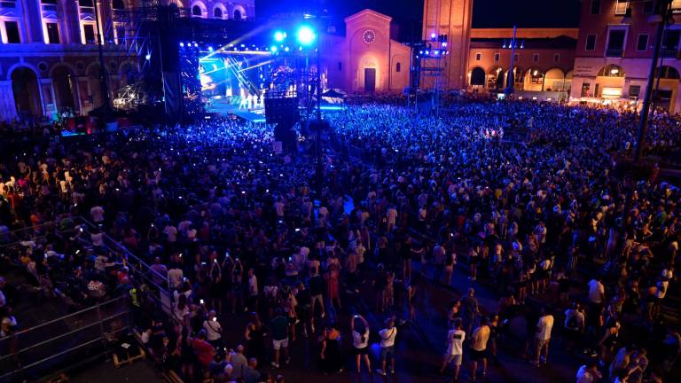 In migliaia in piazza a Forlì per il concerto di Radio Bruno con Elettra Lamborghini, Coma_Cose e Renga e Nek - Gallery