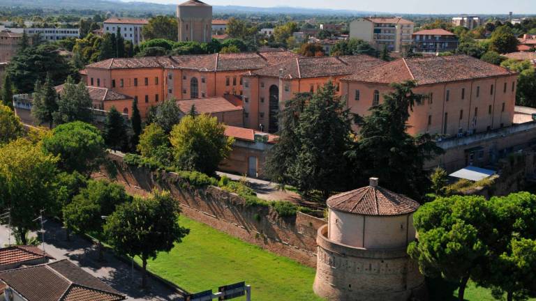 Forlì, controlli e sequestri contro l’introduzione di cellulari in carcere