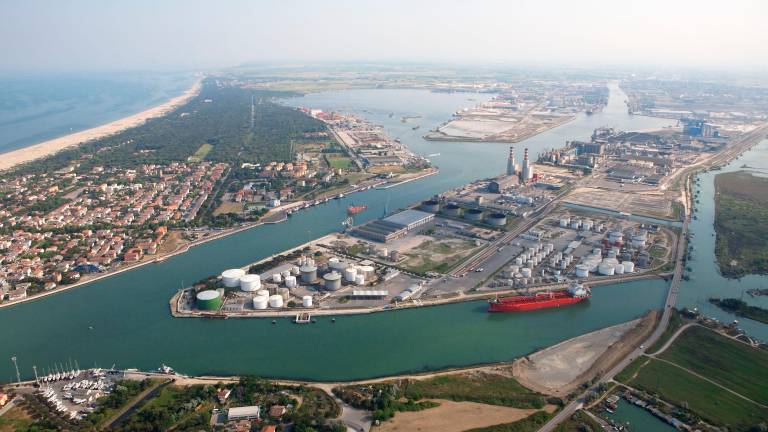 Una foto dall’alto del porto di Ravenna