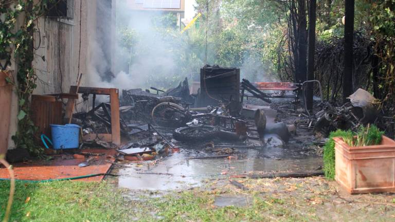 Ravenna, violento incendio, fiamme alte dieci metri e un boato che scuote il quartiere