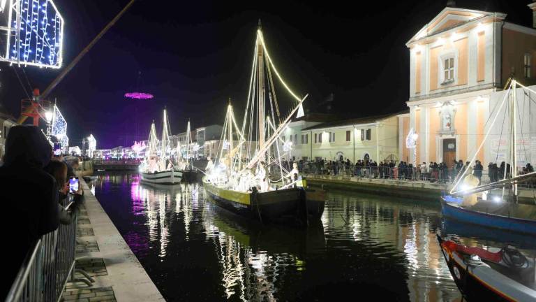 Cesenatico, una folla entusiasta per l’accensione delle luci del presepe galleggiante VIDEO GALLERY