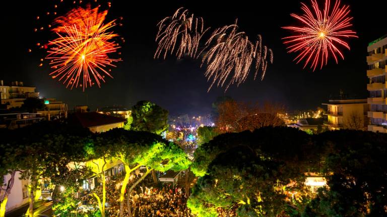 Irene Grandi e Kelly Joice (sotto) hanno inaugurato il Capodanno a Rimini; a lato il Capodanno a Riccione