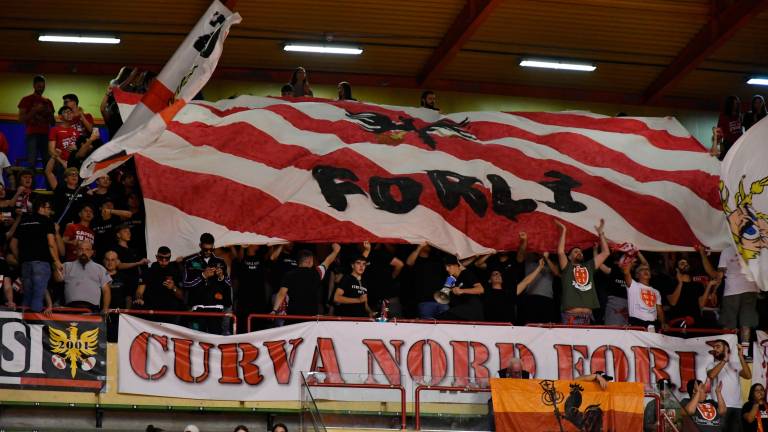 “Se non entrano i riminesi, stiamo fuori anche noi”: gli ultras di Forlì disertano il derby di basket