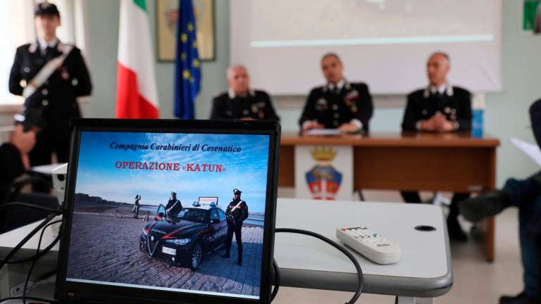 Cesenatico, sgominata banda di spacciatori albanesi: ai domiciliari una donna in gravidanza