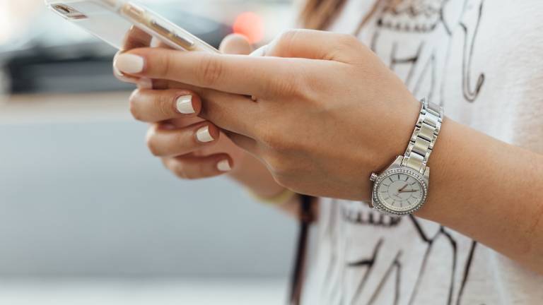 Riccione, ragazzina di 15 anni arrestata per estorsione dopo le chat a luci rosse: Dammi 300 euro se rivuoi il tuo I-Phone