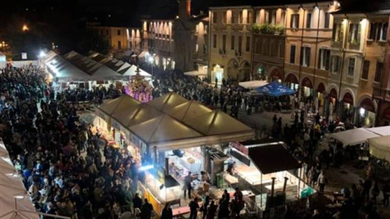 Piazza della Libertà strapiena durante una delle scorse edizioni del Festival del cibo di strada