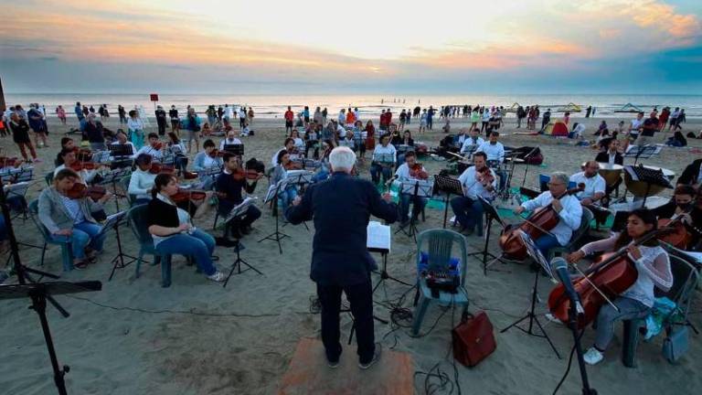 Il concerto all’alba sulla spiaggia di Cervia