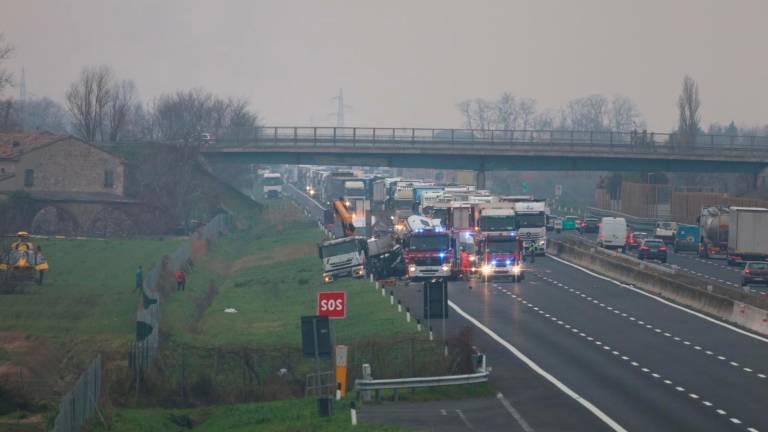 Cesena incidente in A14: muore operaio al lavoro travolto da un camion