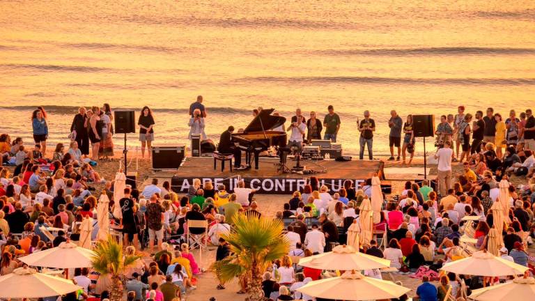 Riccione, il jazz e l’alba sul mare: la magia della musica di Pino Daniele suonata da Fabrizio Bosso e Julian Oliver Mazzariello - Gallery