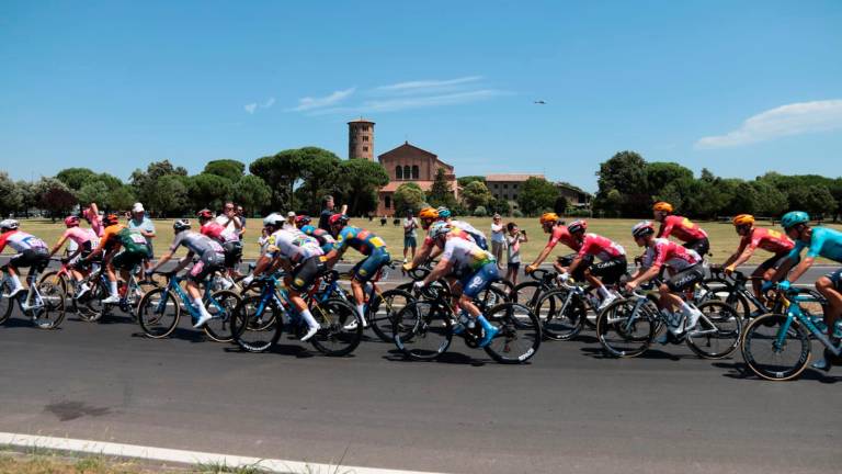 Tour de France a Ravenna, il passaggio a Sant’Apollinare: “Guardate che meraviglia” - Gallery