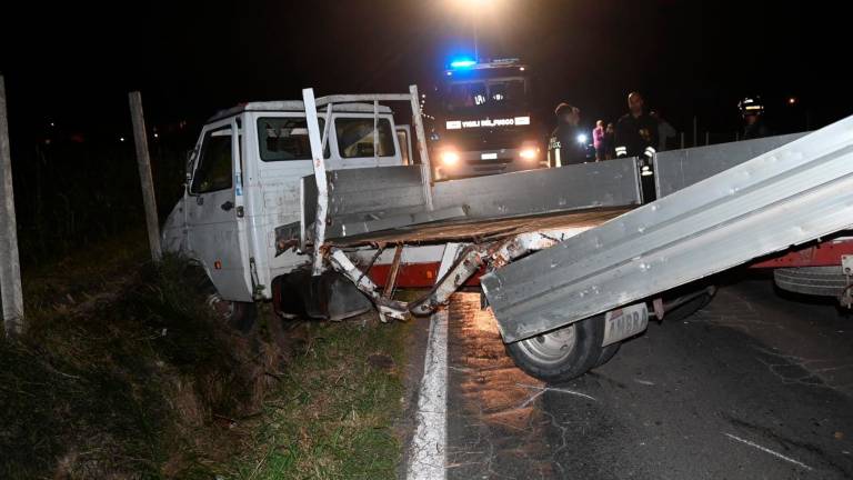 Forlì, trattore sfonda il muro di una casa dopo un incidente: due feriti FOTOGALLERY