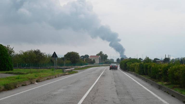 Meldola, violento incendio allo sfasciacarrozze, altissima colonna di fumo VIDEO e FOTOGALLERY