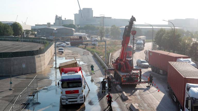 Tir si infossa nell’asfalto ceduto e blocca il traffico al porto - foto