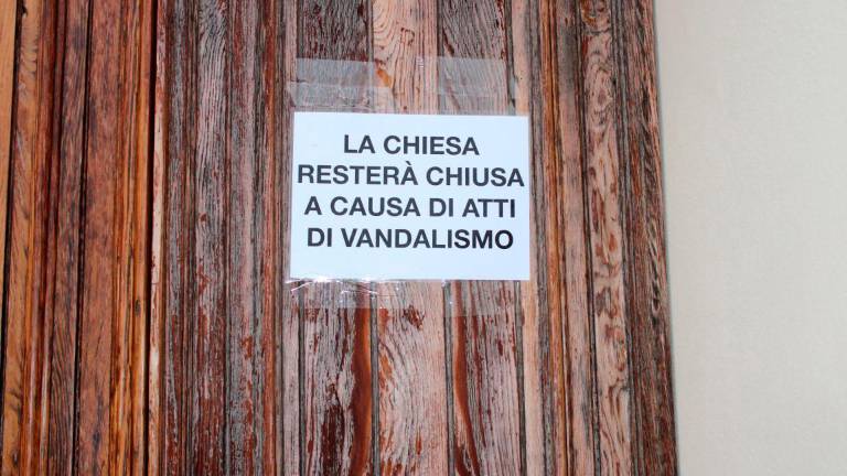 L’avviso di chiusura appeso sul portone dellas chiesa