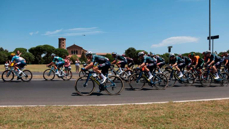 Tour de France a Ravenna, il passaggio a Sant’Apollinare: “Guardate che meraviglia” - Gallery