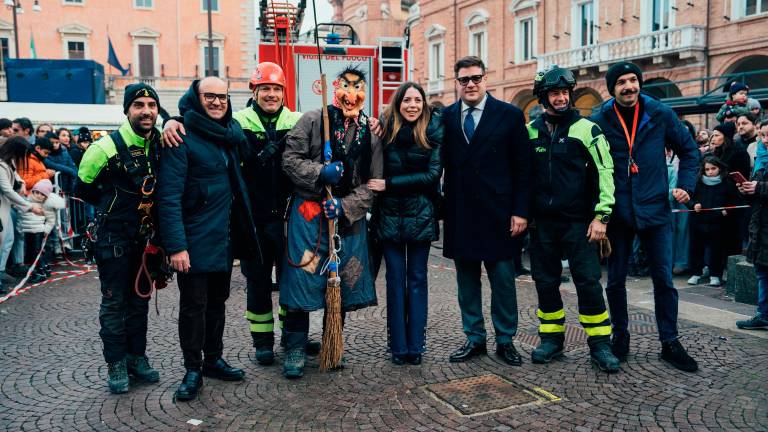 Forlì, oltre 4mila persone per la befana acrobatica