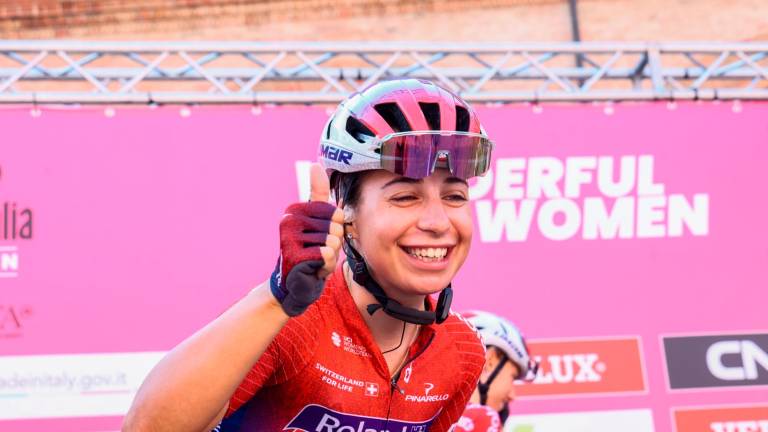 Ciclismo, In tanti in piazza Matteotti a Imola per la partenza della quarta tappa del Giro d’Italia Women GALLERY E VIDEO