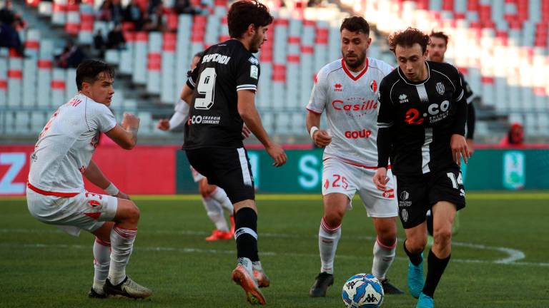 Cristian Shpendi e Tommaso Berti in azione al San Nicola di Bari contro il biancorosso Raffaele Pucino