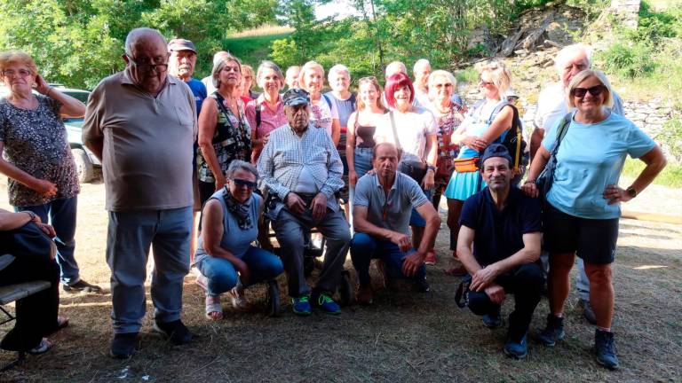 Al centro, con il cappellino, Lino Gorini che salvò il soldato sopravvissuto