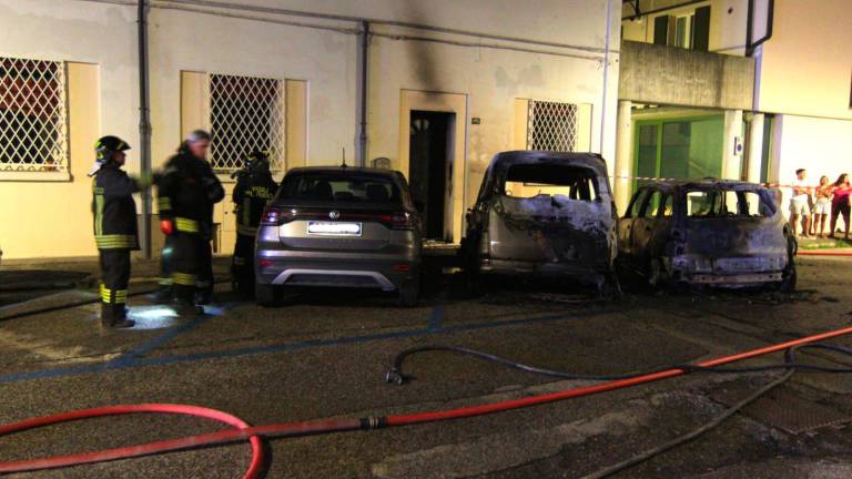 Lugo, l’inafferrabile piromane del centro alza il tiro: a fuoco altre 3 auto nella notte