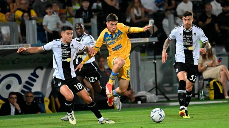 Matias Soulè del Frosinone tra Martin Payero e Nehuén Pérez dell’Udinese nella sfida di ieri sera allo stadio Stirpe