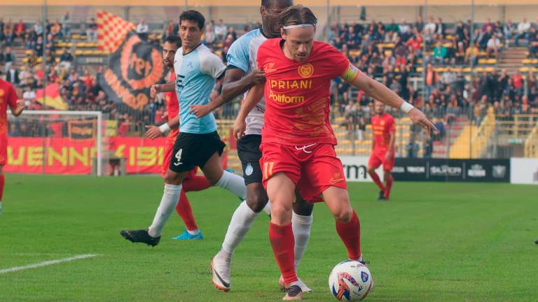 Paolo Rrapaj in azione con i giallorossi (foto MASSIMO FIORENTINI)