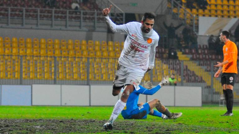 L’attaccante Luca di Renzo esulta dopo aver siglato il momentaneo 1-1 (foto MASSIMO FIORENTINI)