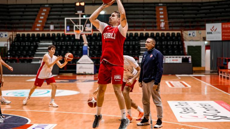 Il croato Toni Perkovic al suo primo allenamento con la casacca biancorossa dell’Unieuro e i nuovi compagni foto lolli