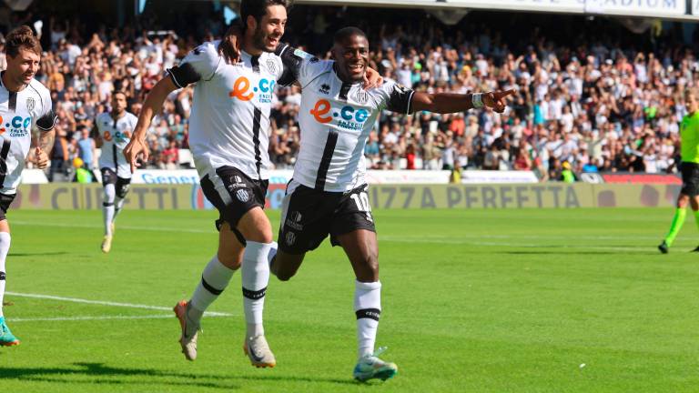 Cristian Shpendi festeggiato da Augustus Kargbo dopo la rete in Cesena-Mantova 4-2 (Zanotti)