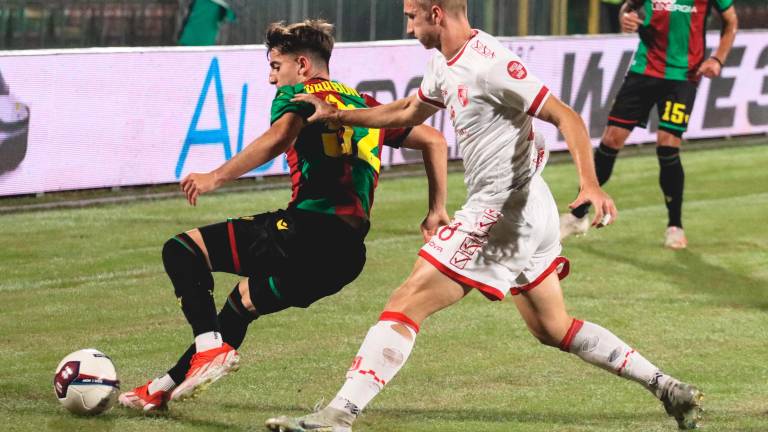 Il difensore Gianluca Longobardi in pressione sul ternano Michele Carboni nel match giocato al Libero Liberati