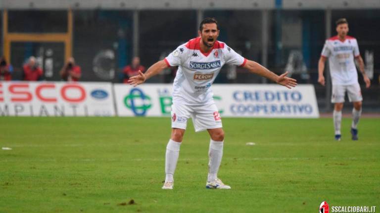 In alto Andrea Schiavone al tiro in un Foggia-Cesena 2-1 del marzo 2018Sopra il regista con la maglia del Bari nella stagione 2019-2020