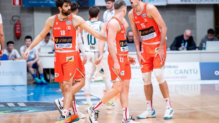 Tutta la grinta di Daniele Magro che carica i suoi compagni Pollone e Perkovic nel finale del match di Desio