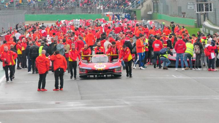 Lo schieramento in pista e la parata partita da sotto l’orologio di Imola per le Finali Mondiali Ferrari FOTO MMPH