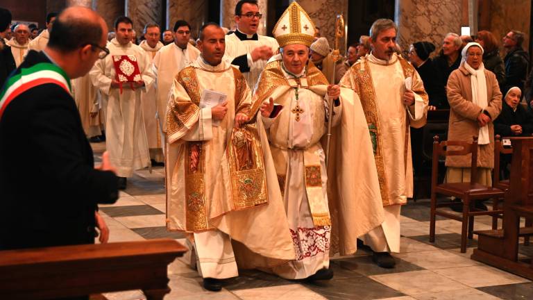 Forlì. Il vescovo Livio Corazza ha aperto il Giubileo in città: pellegrinaggio da San Mercuriale al Duomo FOTO