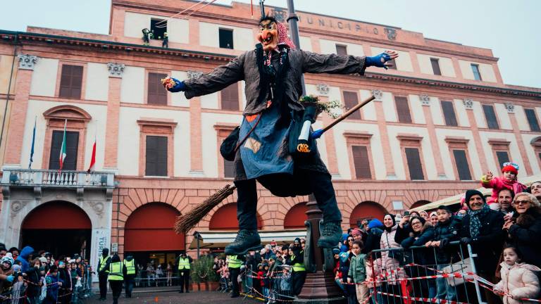 Forlì, oltre 4mila persone per la befana acrobatica