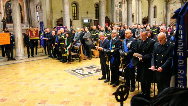 Ravenna. Basilica di San Francesco affollata per la messa per Santa Barbara, patrona dei vigili del fuoco. Il dono dei bambini