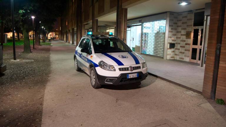 In una foto d’archivio, una pattuglia della Polizia municipale durante un controllo ai Giardini Speyer (Fiorentini)