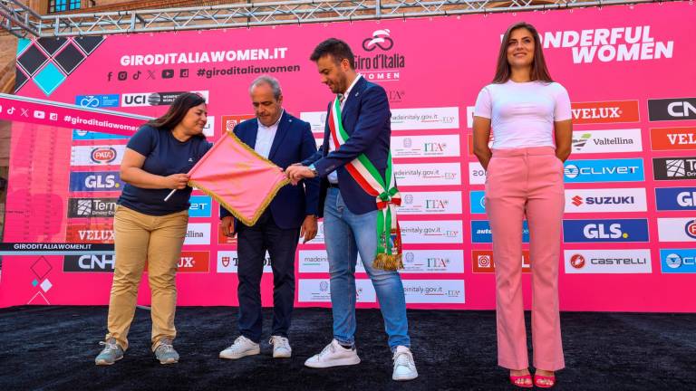 Ciclismo, In tanti in piazza Matteotti a Imola per la partenza della quarta tappa del Giro d’Italia Women GALLERY E VIDEO