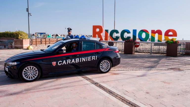 Il bivacco dello spaccio in spiaggia e sul lungomare: quattro arresti a Riccione