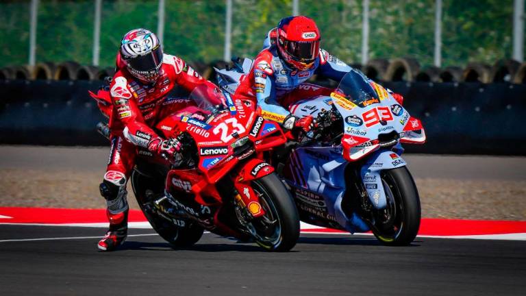 Enea Bastianini e Marc Marquez durante il duello finale che ha premiato il riminese a Misano